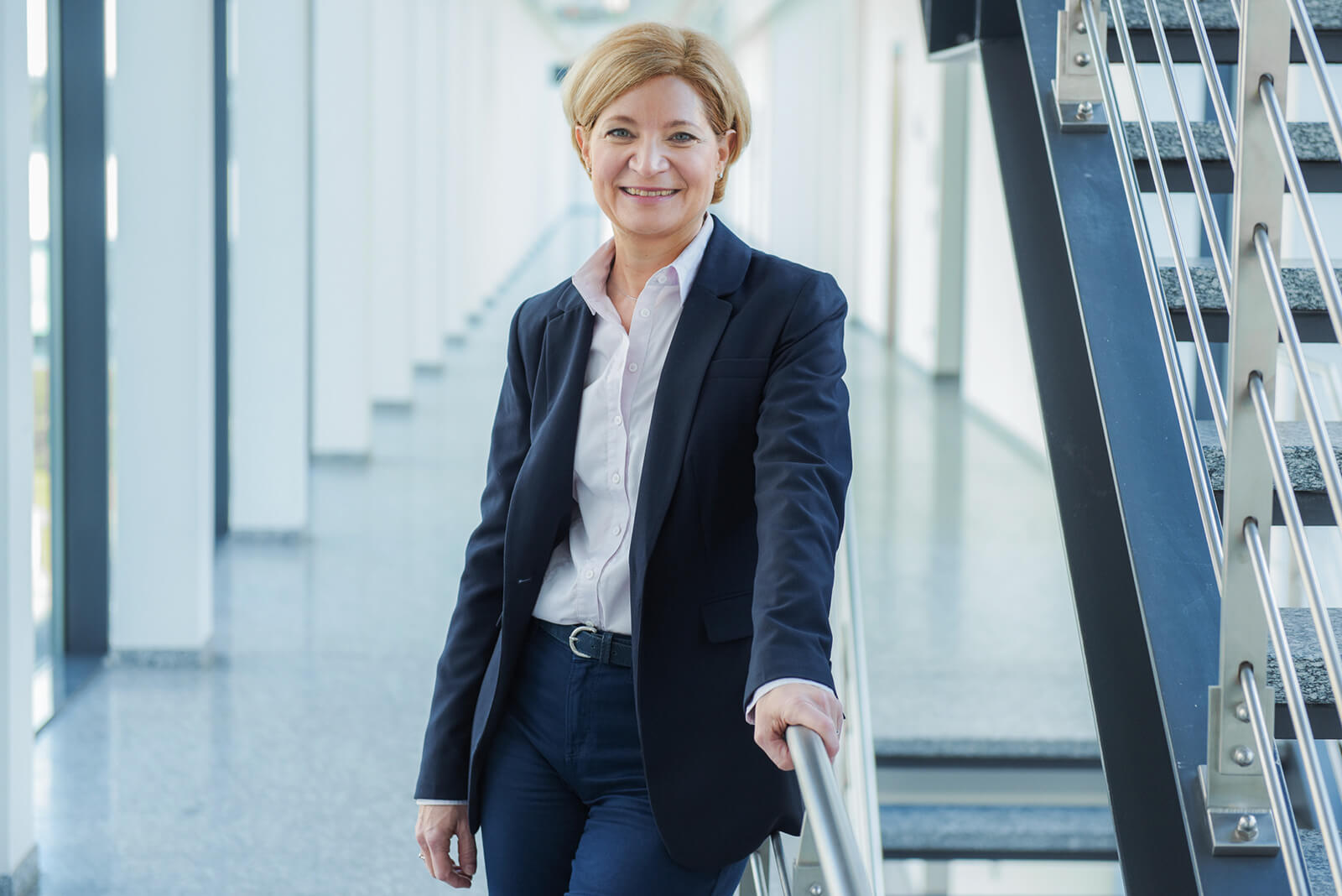 On-Location Bewerbungsfotografie mit Treppe im Hintergrund