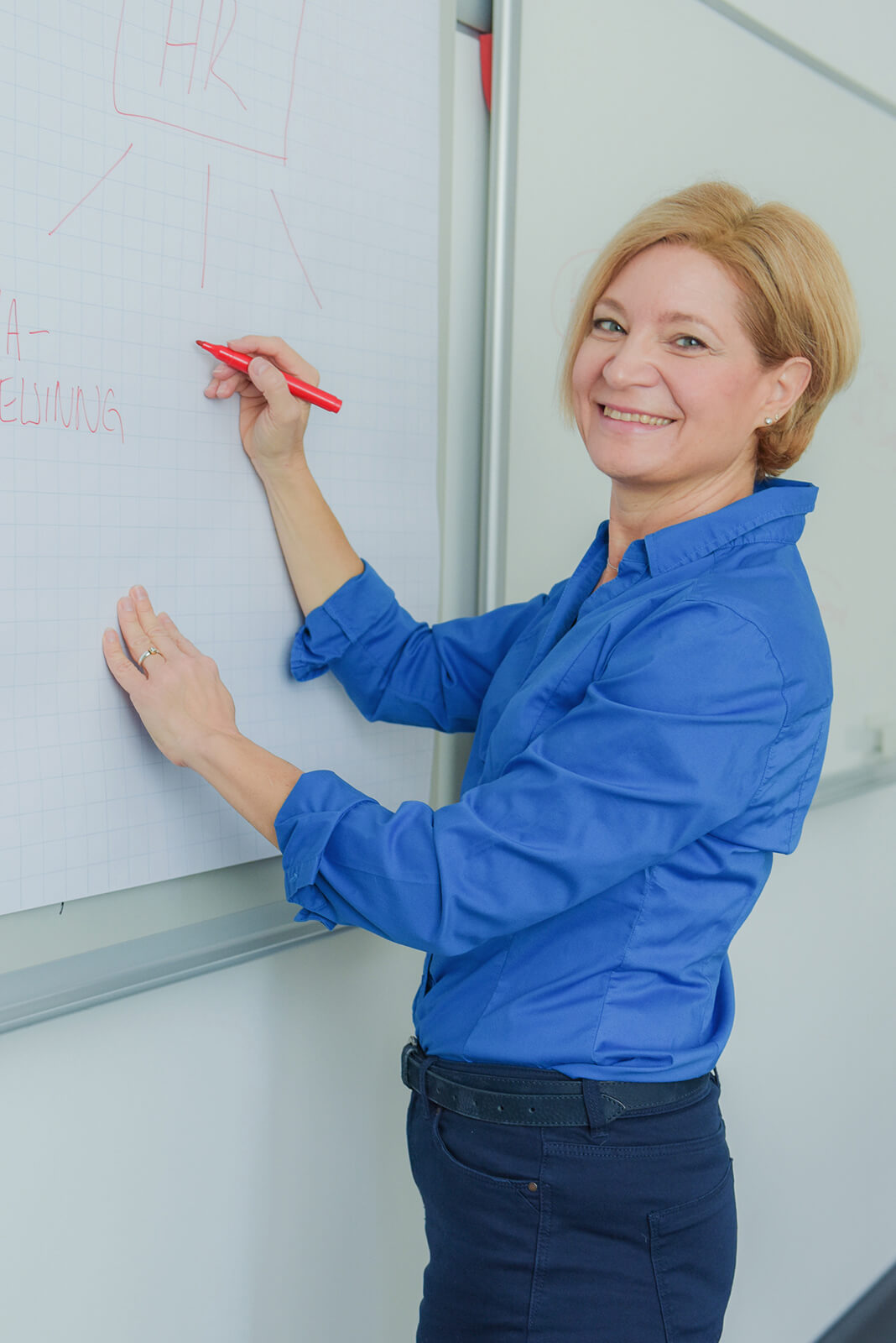 Businessportrait an Whiteboard in Münchner Büro