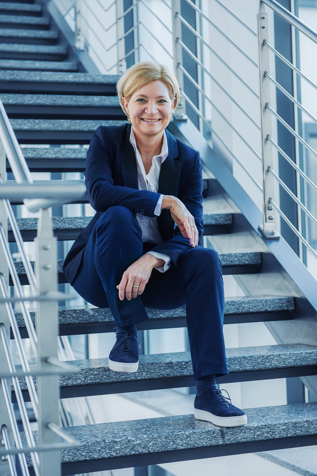 Business-Foto auf der Treppe, legerer Stil, München